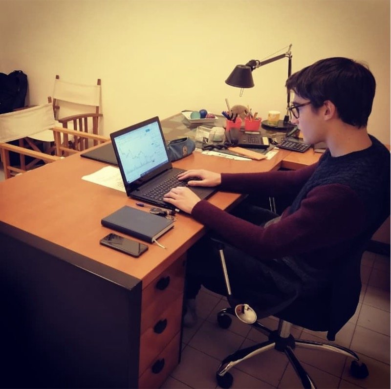 Marco presenta in agenzia
